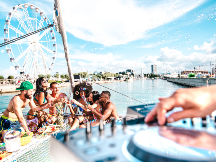 The Best Places to Host Your Pontoon Boat Party: Top Destinations for Fun on the Water