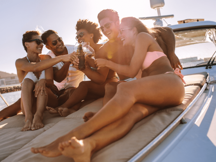 How to Plan a House Fly-Free Pontoon Boat Party on the Beach: The Ultimate Guide